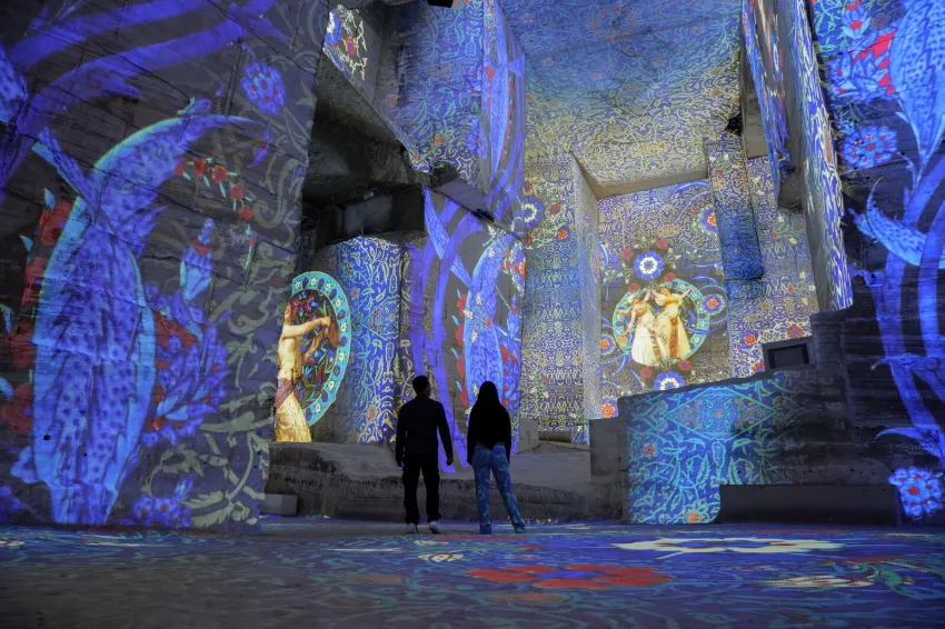 Les Orientalistes © Culturespaces / Vincent Pinson projection oeuvres orientalistes fond bleu